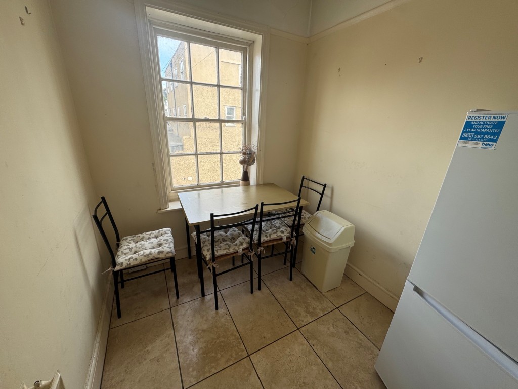 Lot: 85 - TWO FLATS CLOSE TO DEAL SEAFRONT, PIER AND TOWN CENTRE - First floor flat - dining room area